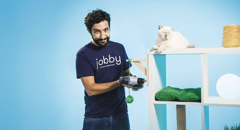 Ragazzo con maglietta jobby fa lavori in casa