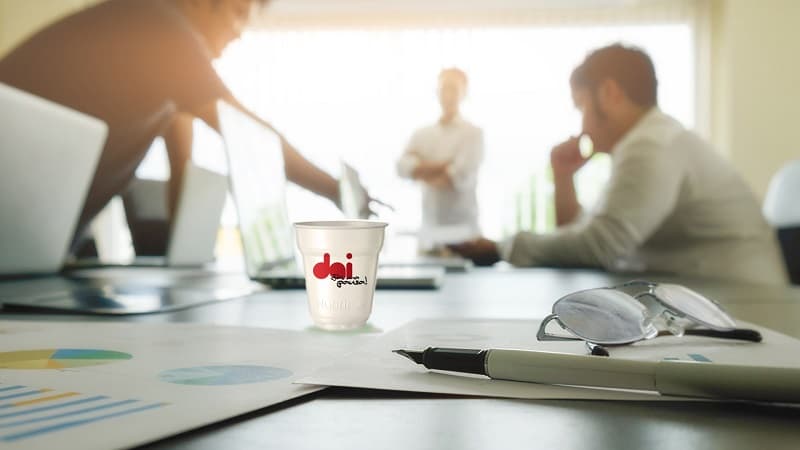 img 1: “riunione di lavoro, e una bevanda della DAI, appoggiata sul tavolo”