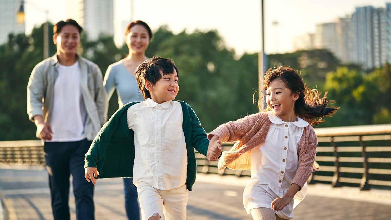 Coppia di genitori di origine asiatica con figli assegno unico genitori stranieri
