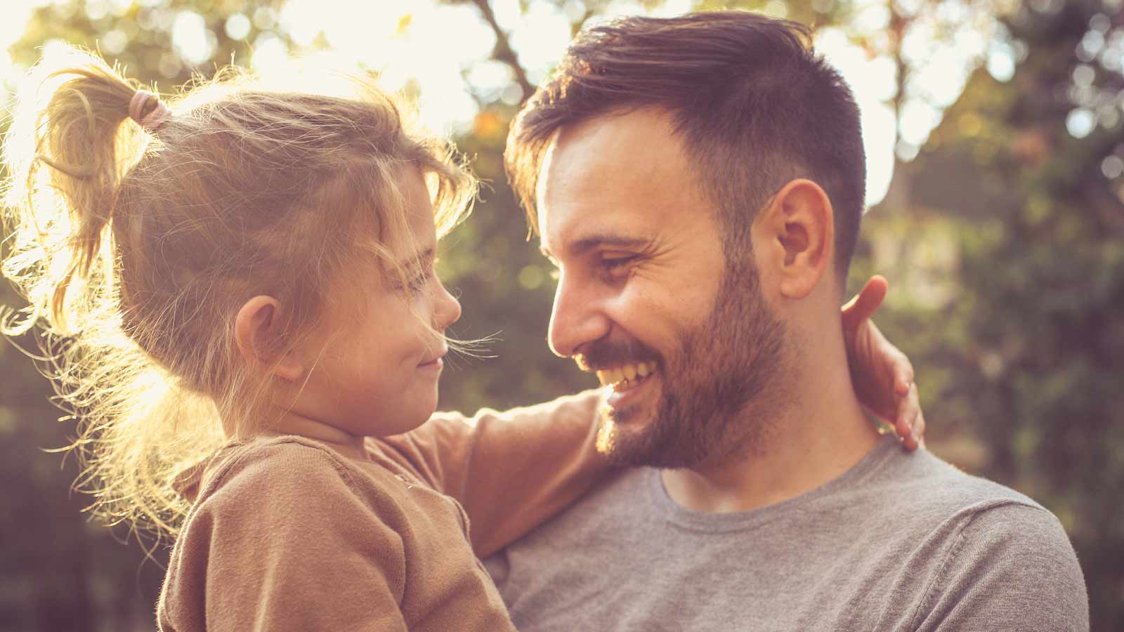 Un padre con la figlia in braccio, bonus genitori separati