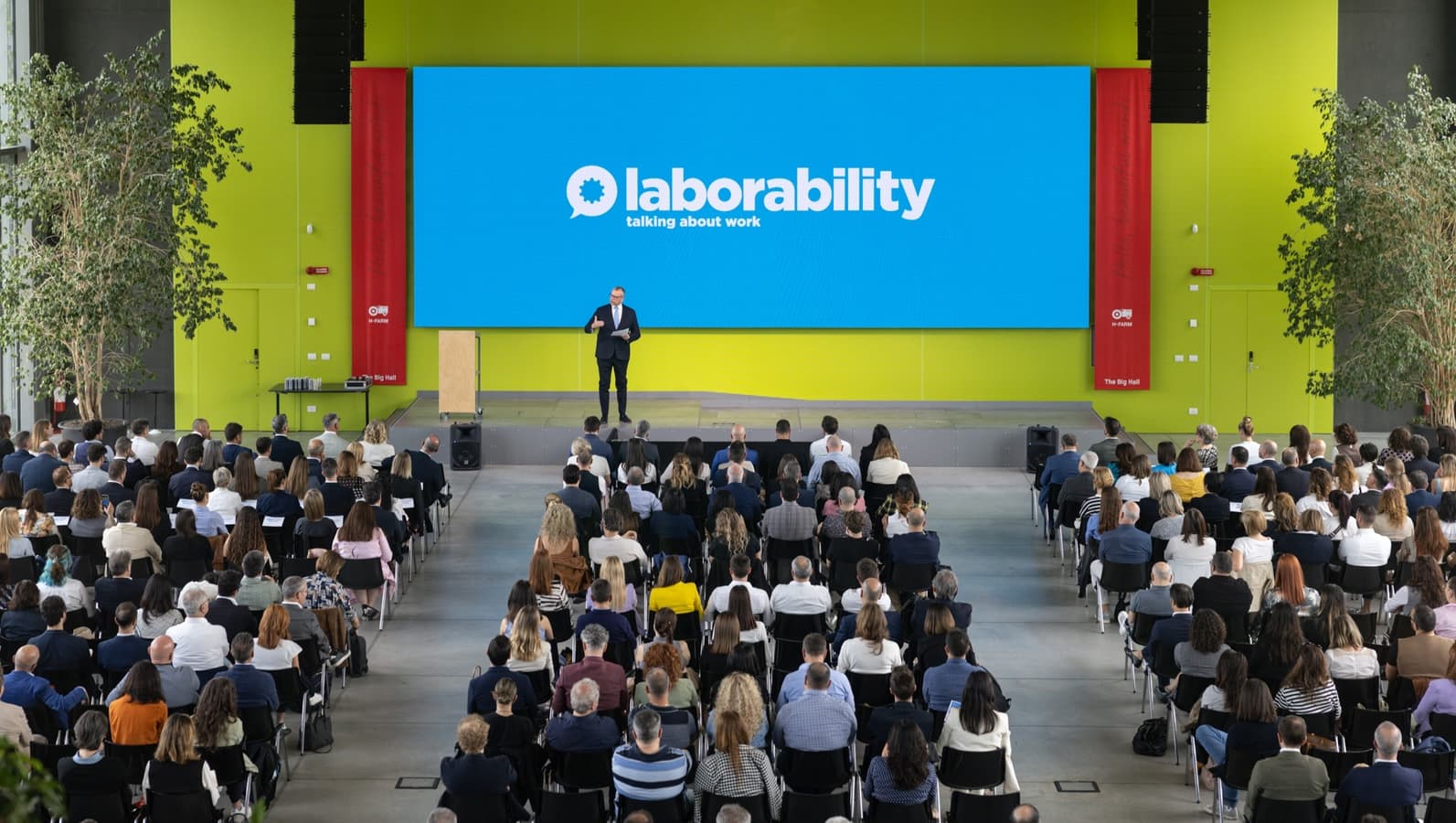 Gianluca Spolverato, founder di laborability, sul palco di IMPACT2030, visto dallò'alto