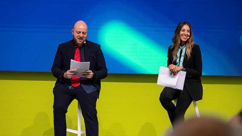 Il comico Frank Gramuglia e la giornalista Silvia Pagliuca sul palco di IMPACT2030