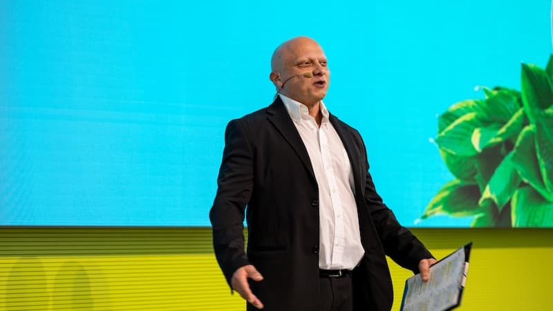 Il comico Toni Bonji sul palco di IMPACT2030