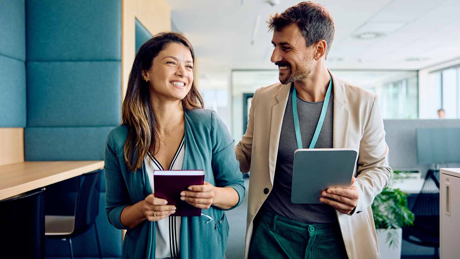 Gender pay gap: una collega e un collega parlano in ufficio