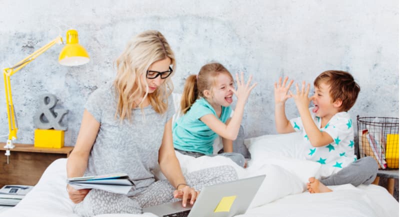 Mamma lavoratrice con i suoi bambini