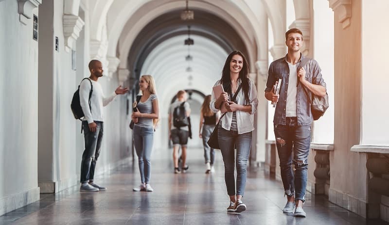 img 1: “Universitari che passeggiano lungo il portico di un ateneo”