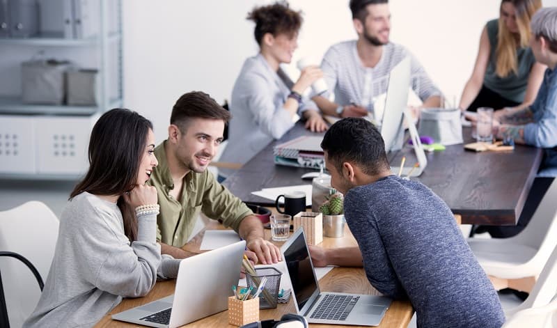 img 1: “Due riunioni di lavoro in un open space”