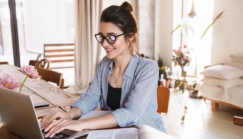 img 1: “Ragazza lavora al pc in smart working”
