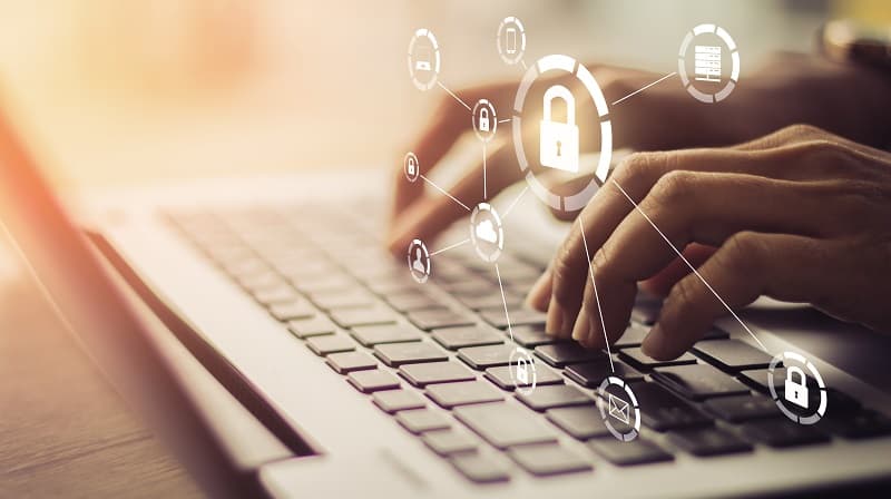 img 1: “Cybersecurity - un hacker tenta di attaccare una rete informatica”