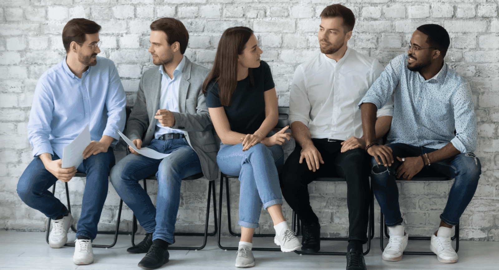 img 1: “Gruppo di giovani che parlano”