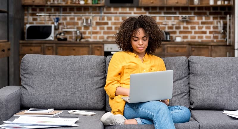 img 1: “Donna analizza dei dati, lavorando in modalità smart working”