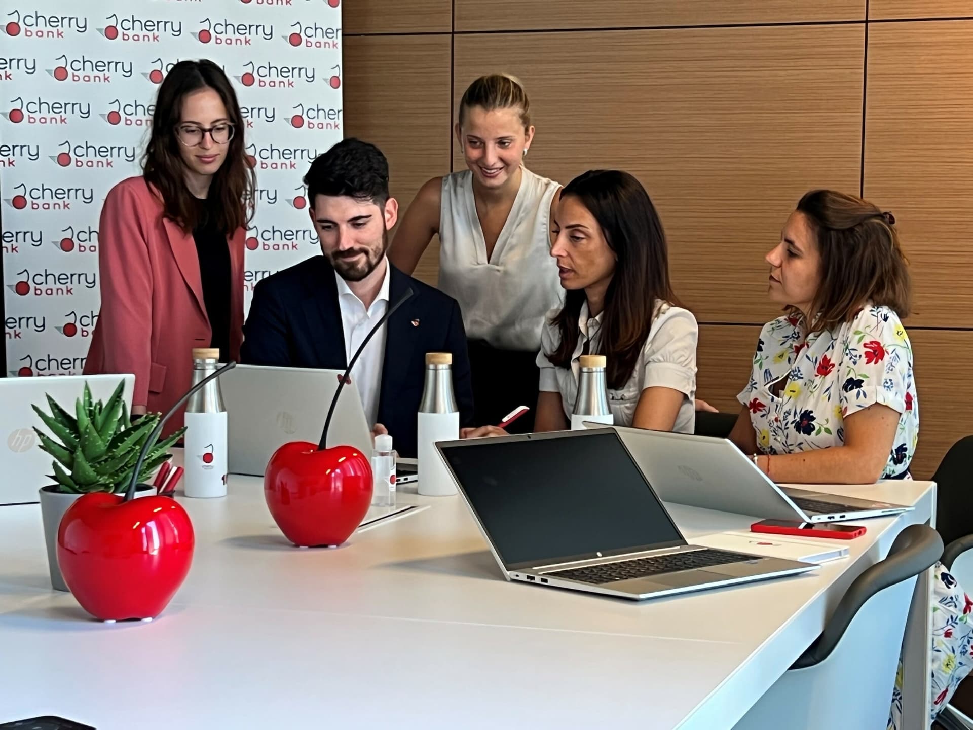 img 1: “Cherry Bank, brainstorming tra alcuni membri dello staff”