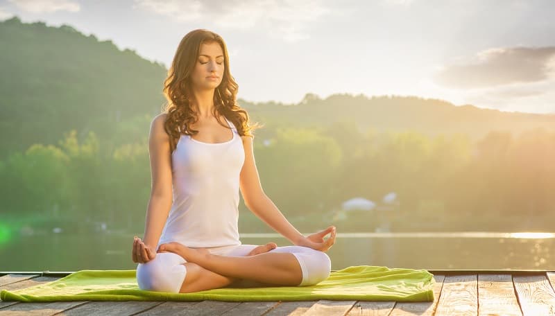 img 1: “Ragazza fa yoga all’aperto”