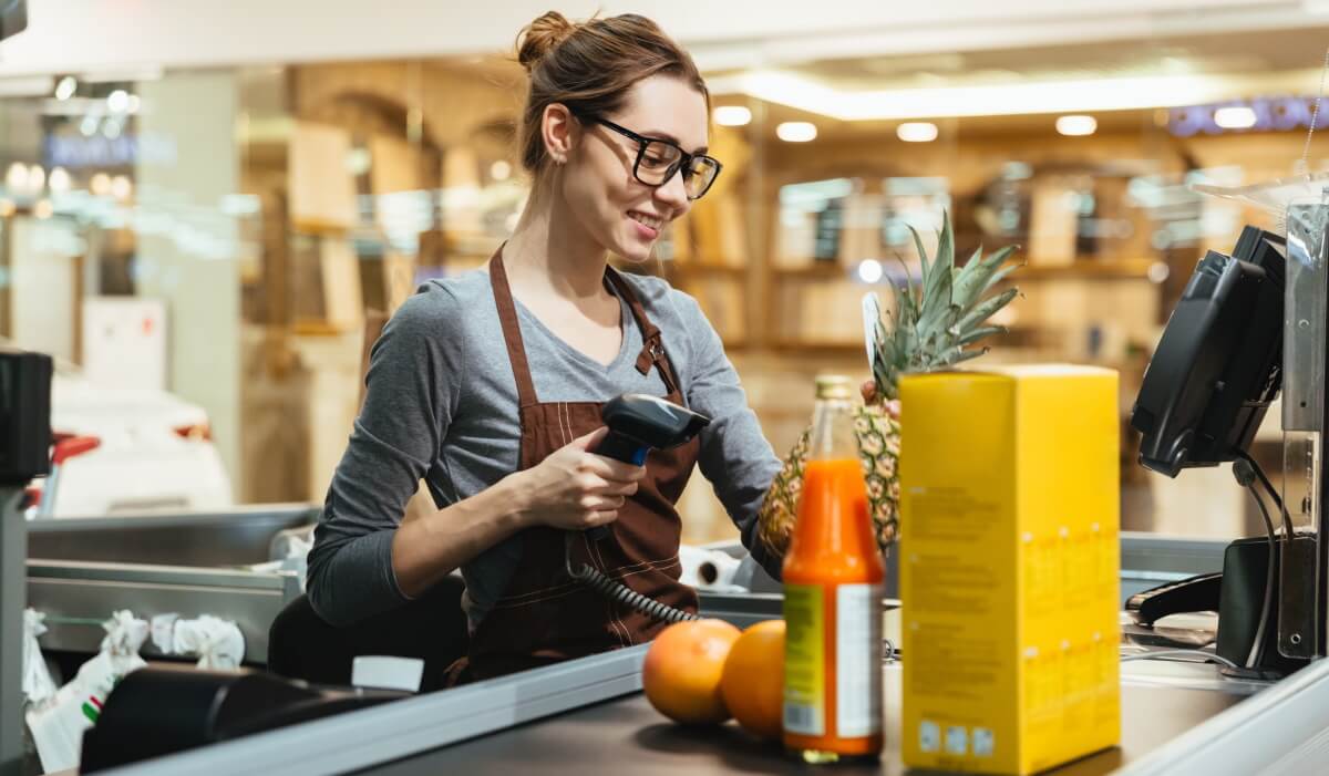 Lavorare di domenica: di quanto aumenta la busta paga