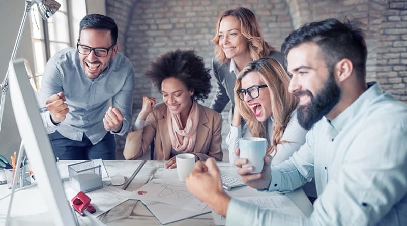 img 1: “Team di lavoro affiatato esulta per un successo ottenuto con un progetto”