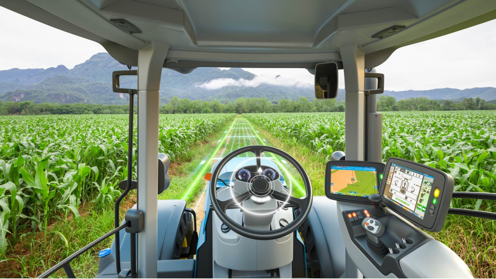 Trattore agricolo in un campo di mais