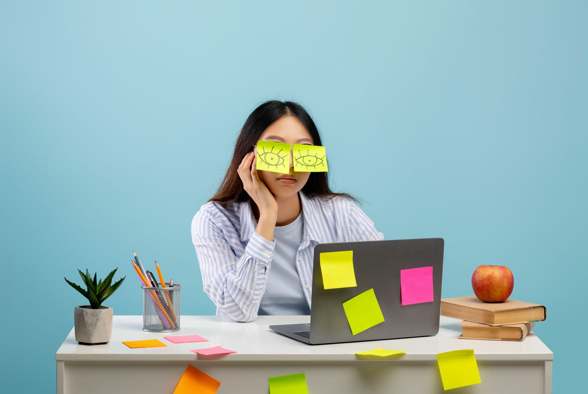 img 1: “Impiegata dorme sul lavoro”