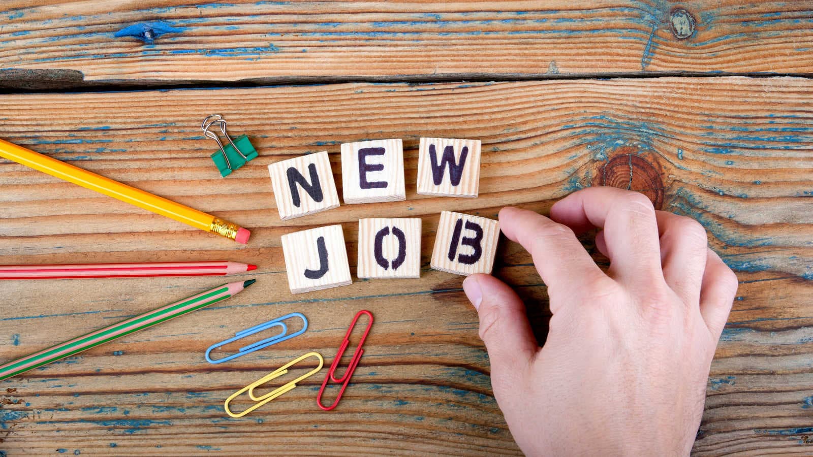 Composizione della scritta New Job, con le tessere componibili in legno alfabeto