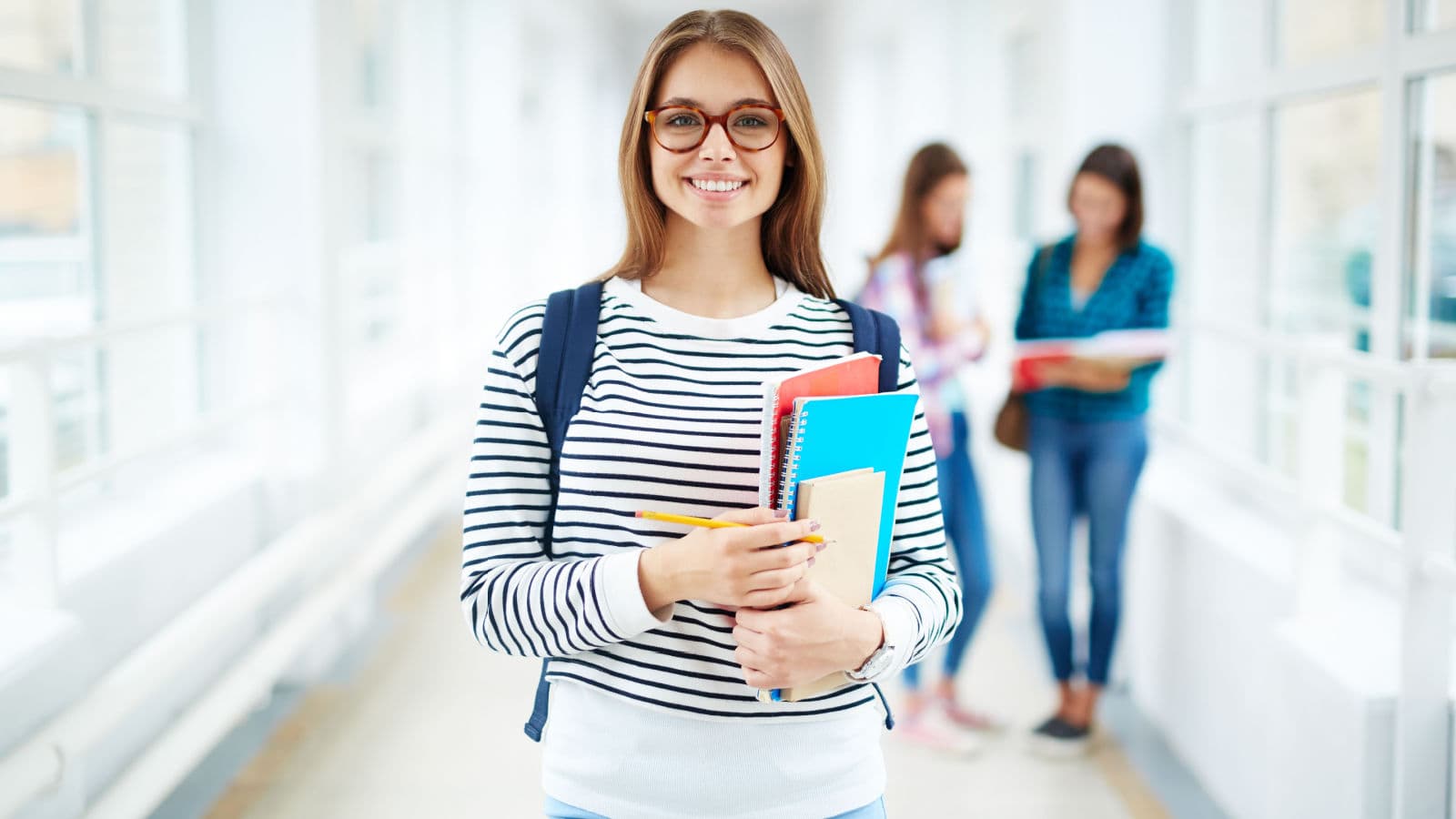 img. 1: "studentessa nei corridoi dell'università"