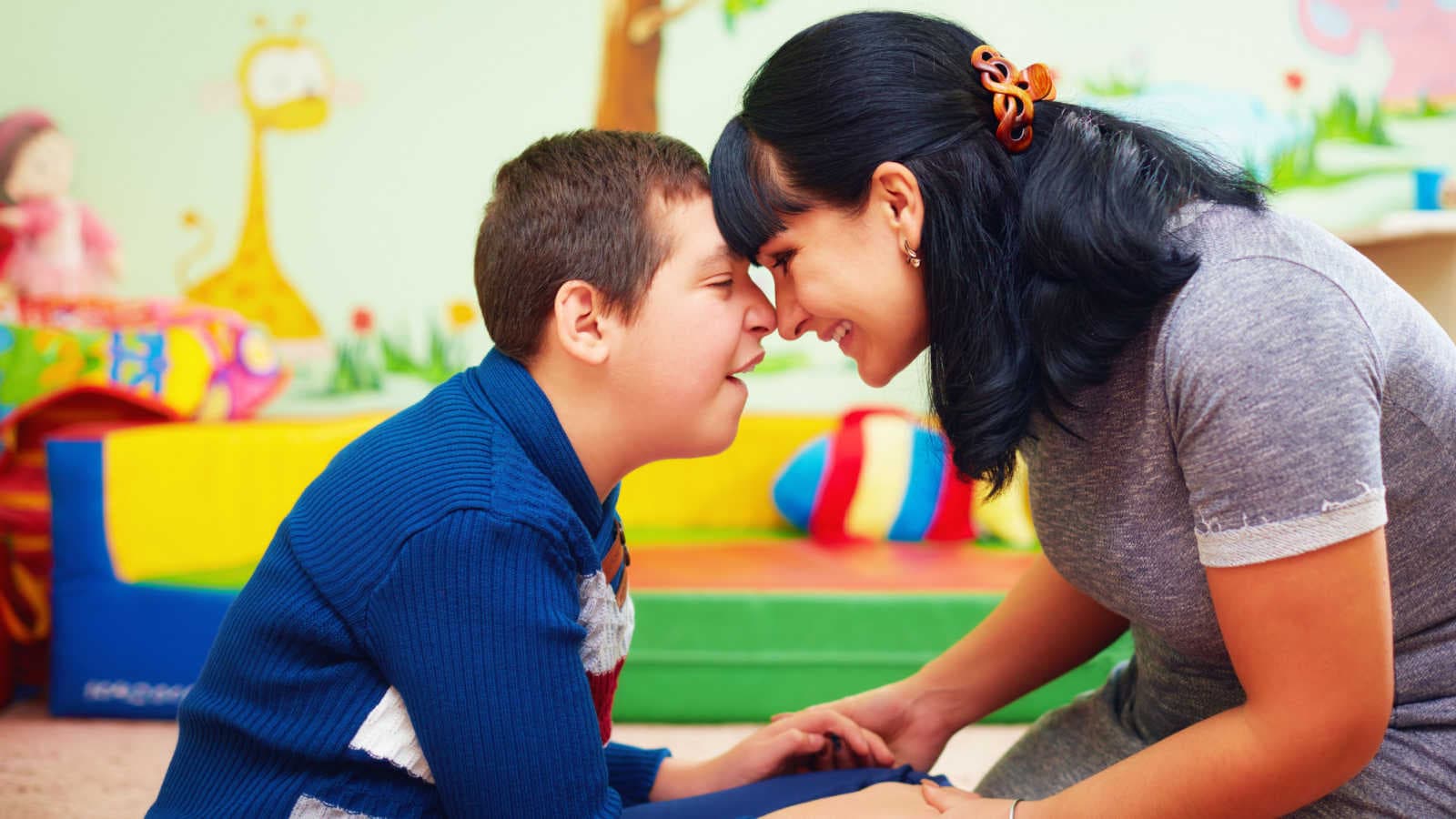 img. 1: "bambino con disabilità gioca con la mamma"
