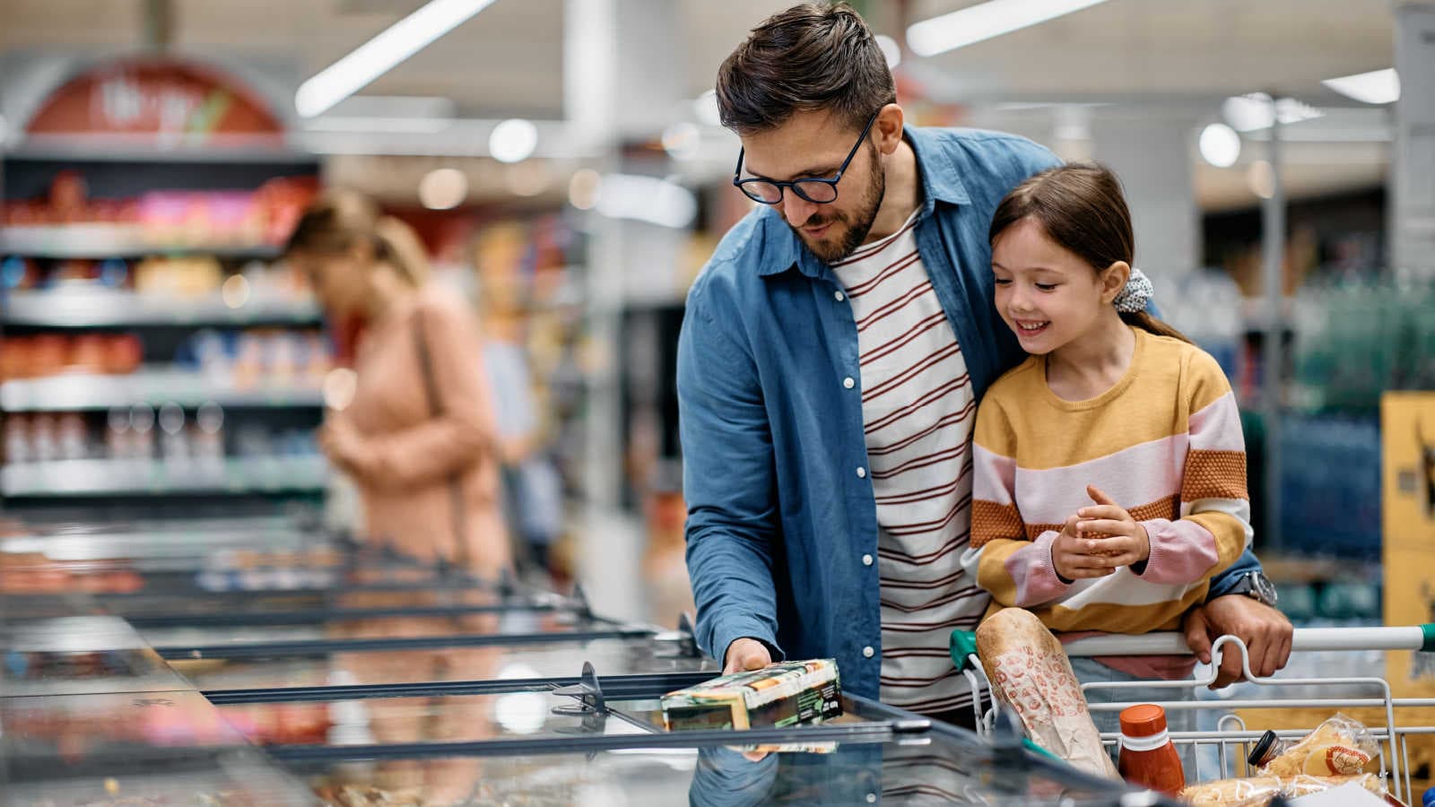 famiglia fa la spesa con carta solidale acquisti
