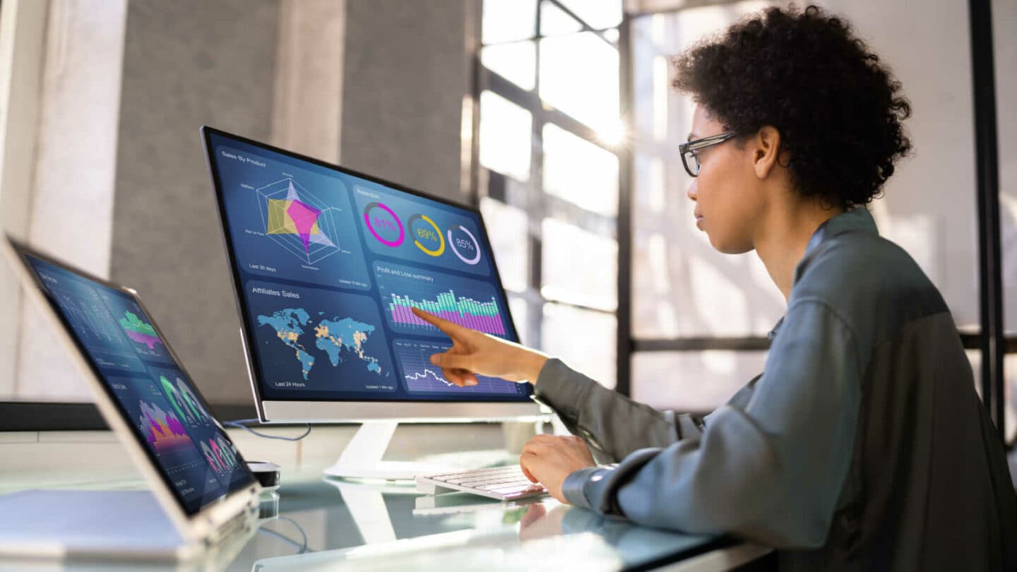 Professionista dei dati al lavoro