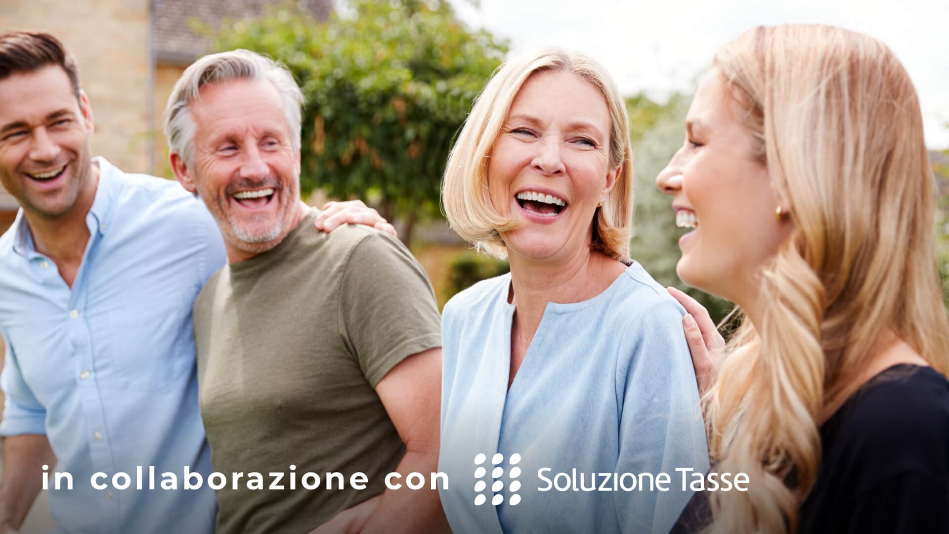 Famiglia con figli grandi sorride felice