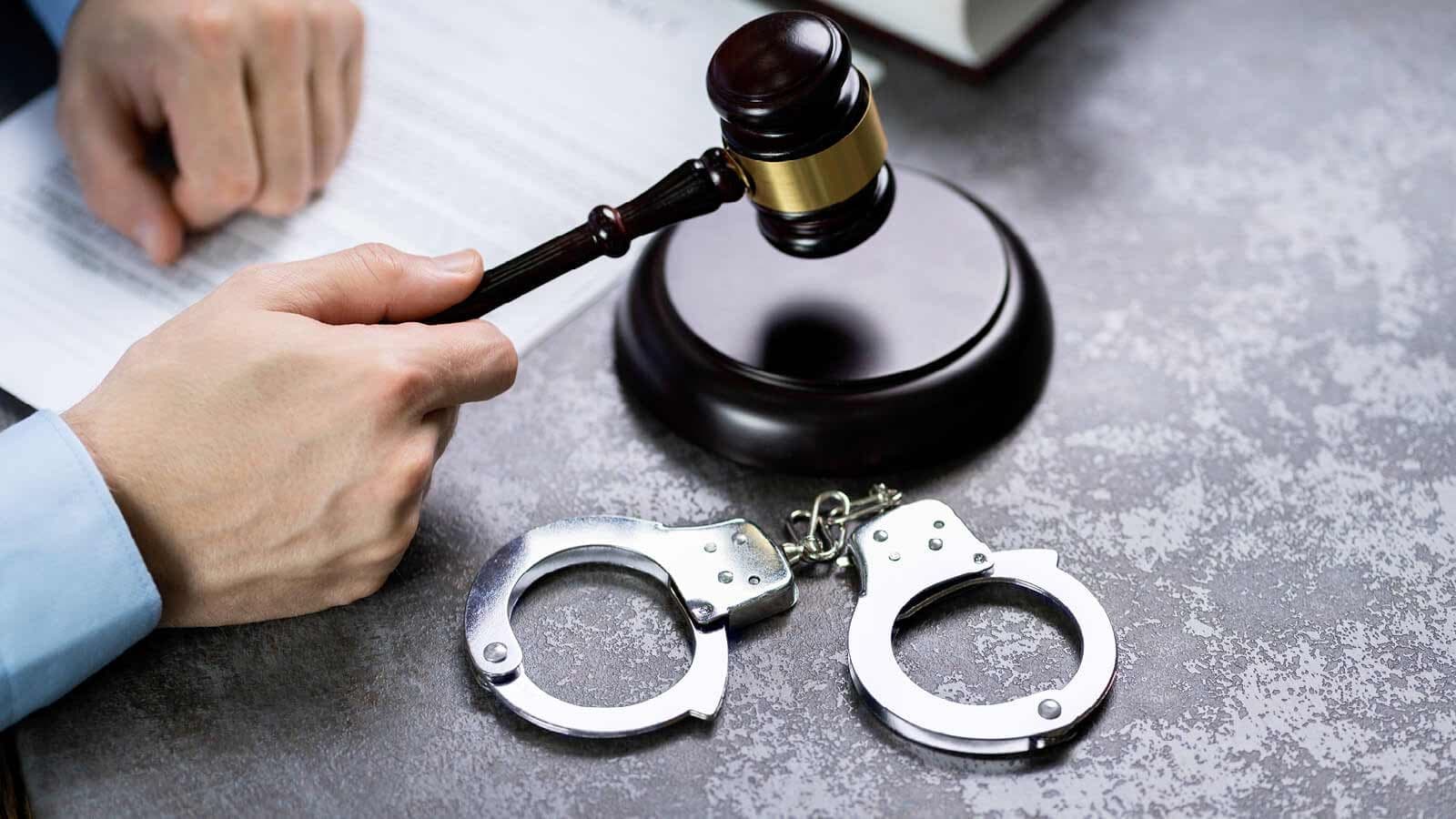 Licenziato dopo la condanna per violenza sessuale