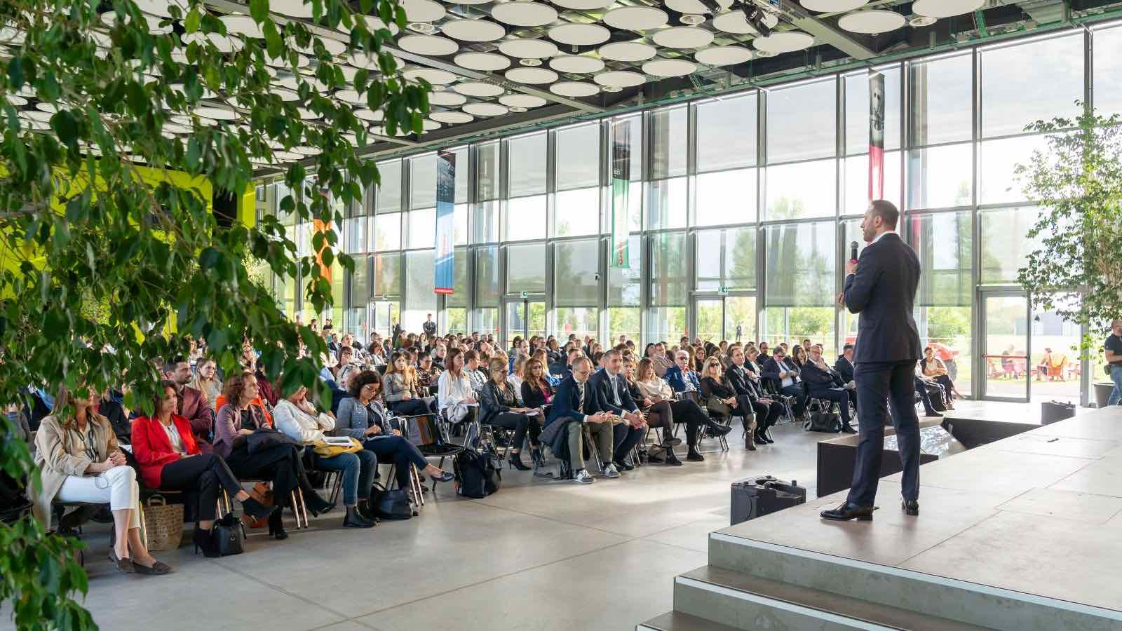 Gianluca Massini Rosati di Soluzione Tasse sul palco di IMPACT2030