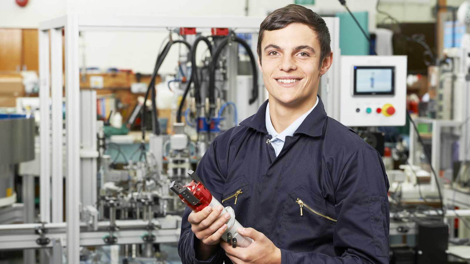 Diritti apprendistato: un giovane apprendista in un impianto produttivo