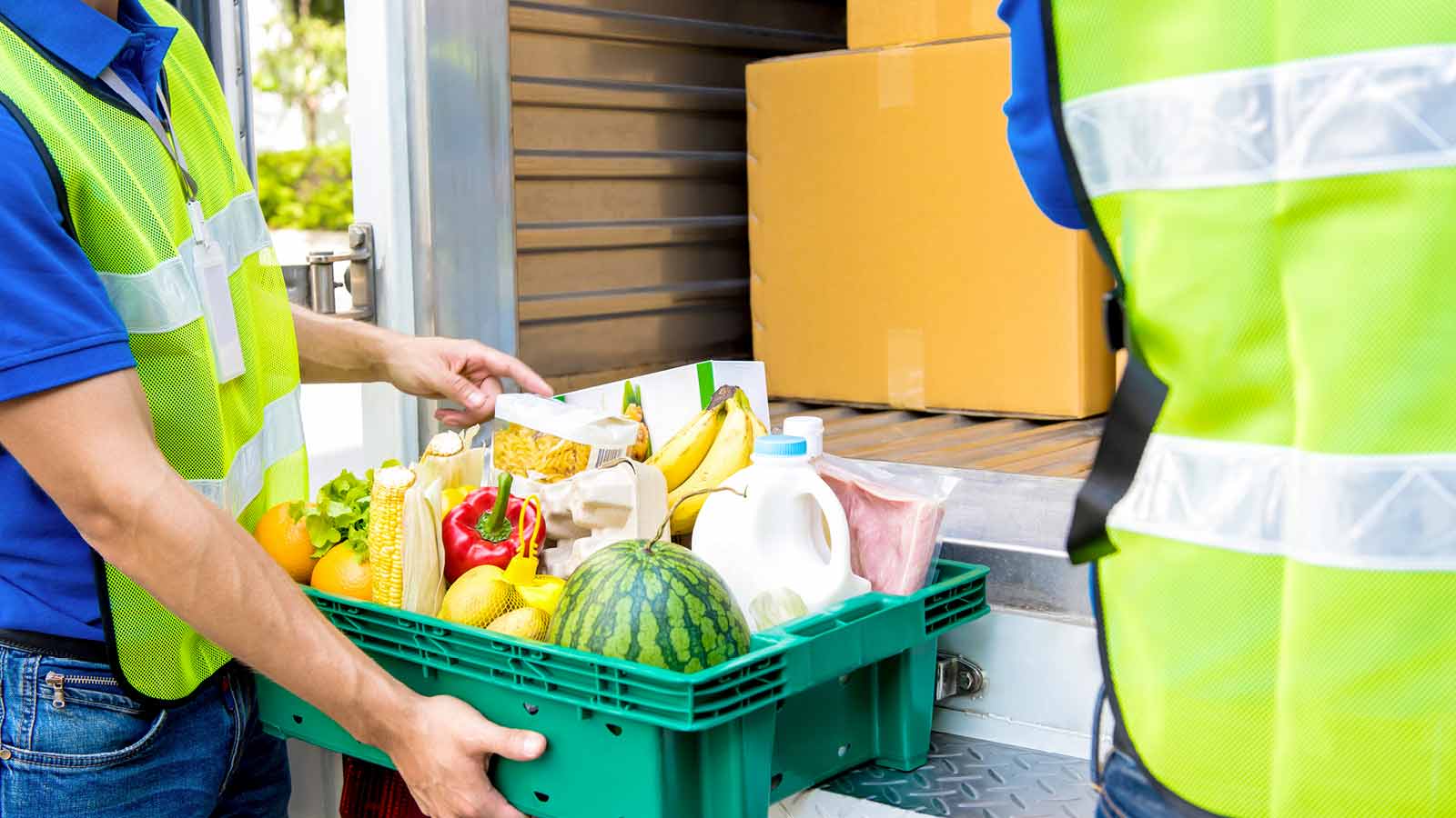 CCNL shopper: due shopper scaricano la spesa da un furgone