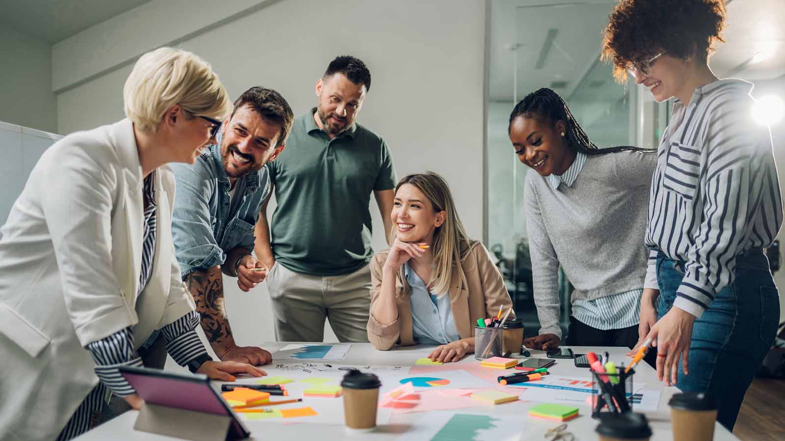 gruppo di colleghi a lavoro che collaborano nei diversi progetti