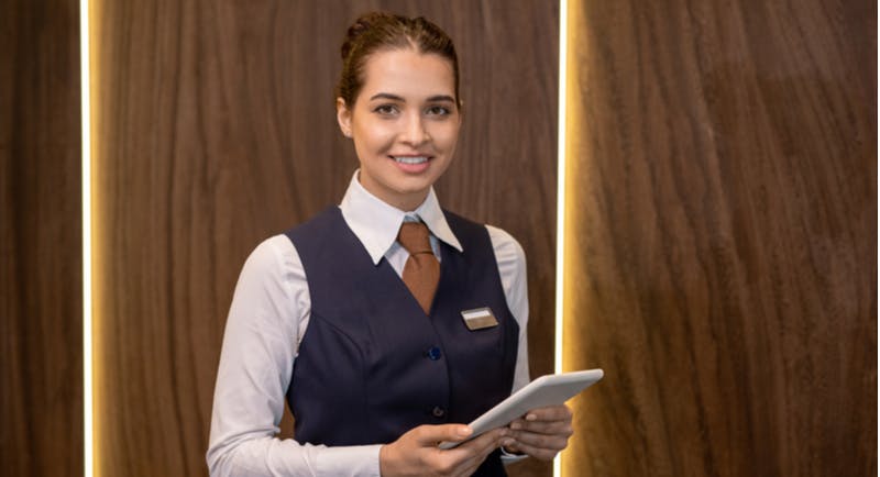 giovane receptionist al lavoro in un hotel