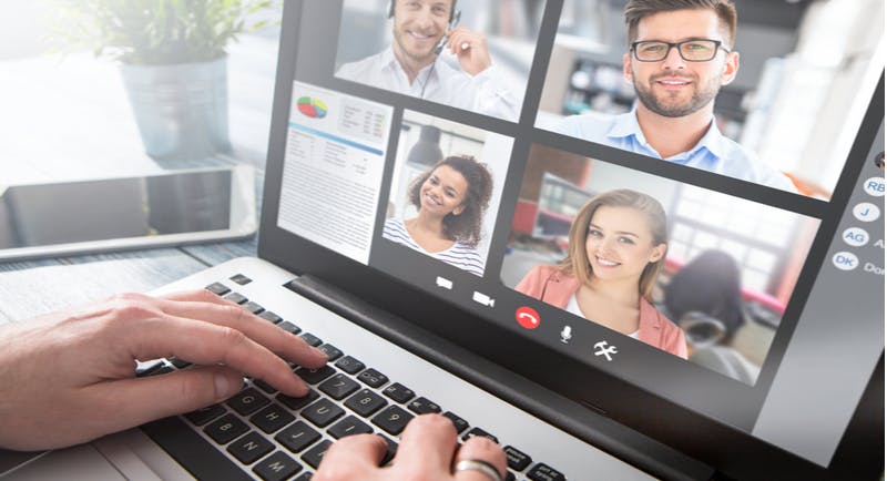 videocall con quattro persone sullo schermo di un pc