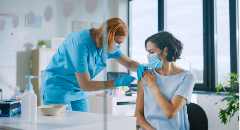 infermiera effettua il vaccino a una donna