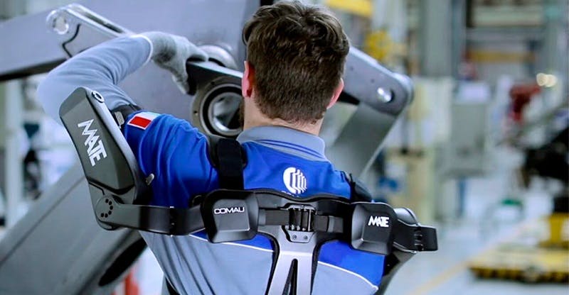 img 1: “Operaio con indosso esoscheletro robotico”