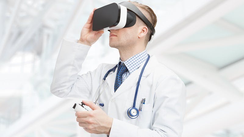img 1: “Medico con visore 3D”
