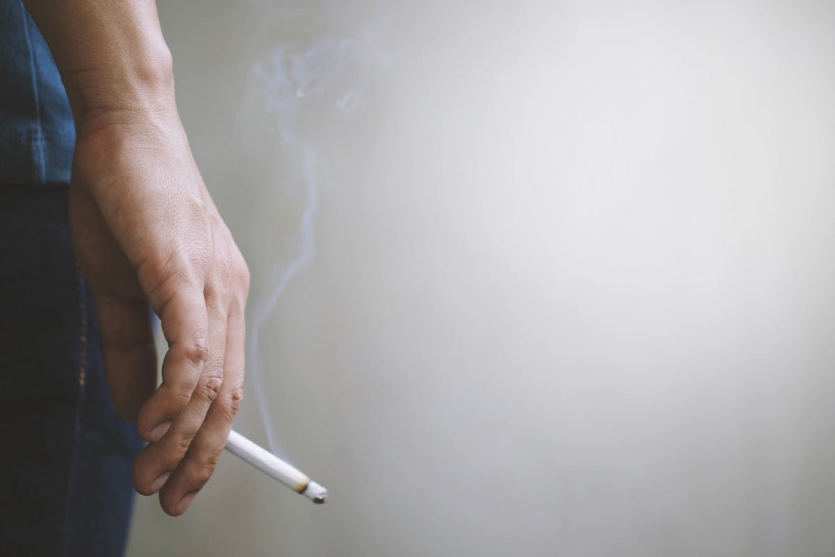 Fumano in azienda: licenziati e poi reintegrati