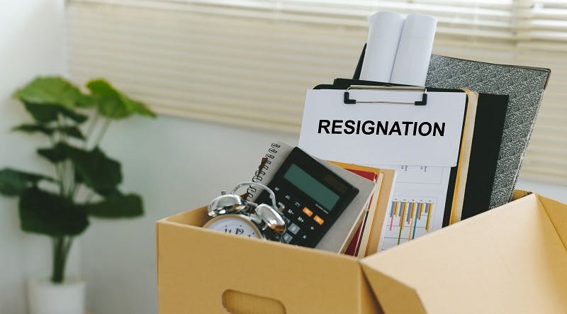 img 1: “Scatolone dimissioni, contenente carte, oggetti e strumenti della scrivania”