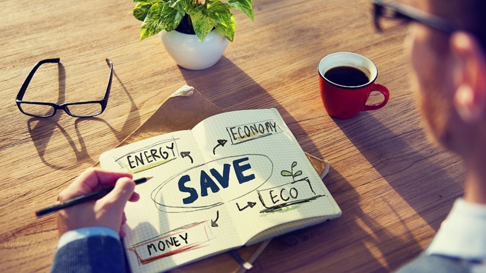 img 1: “Un dipendente pubblico segna in agenda delle parole chiave riguardanti il risparmio energetico”