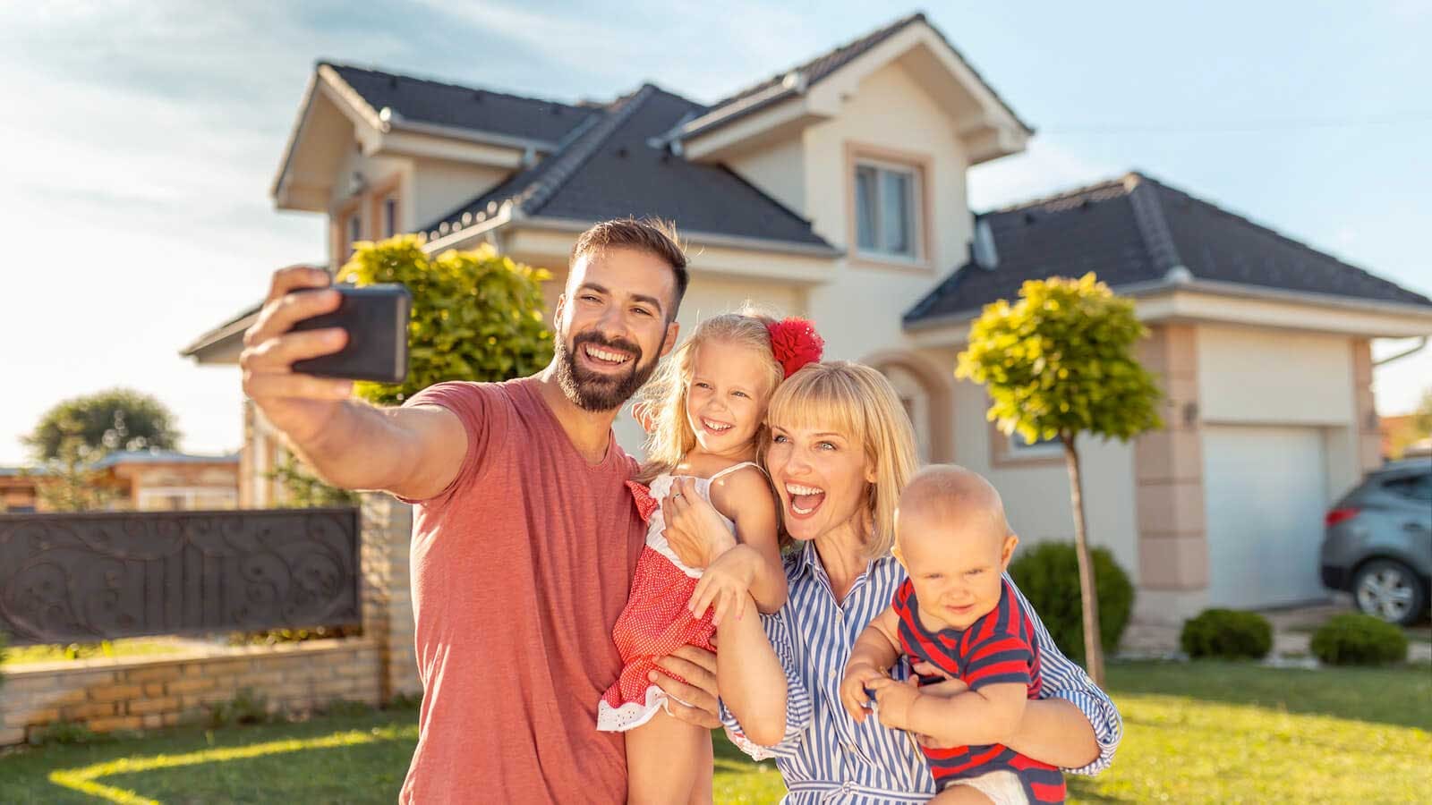 img. 1: "Famiglia festeggia acquisto prima casa con un selfie in giardino"