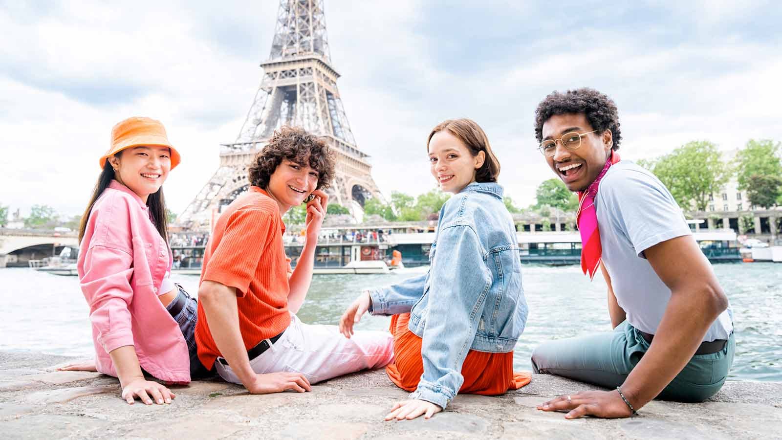 Bonus gite scolastiche: giovani studenti davanti alla Tour Eiffel