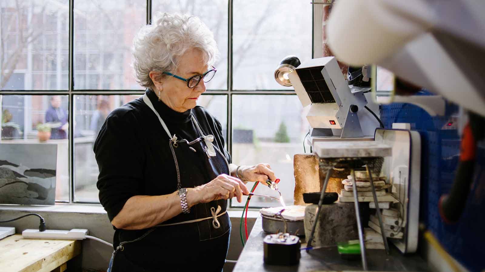 Riforma pensioni: una artigiana lavora nel suo atelier